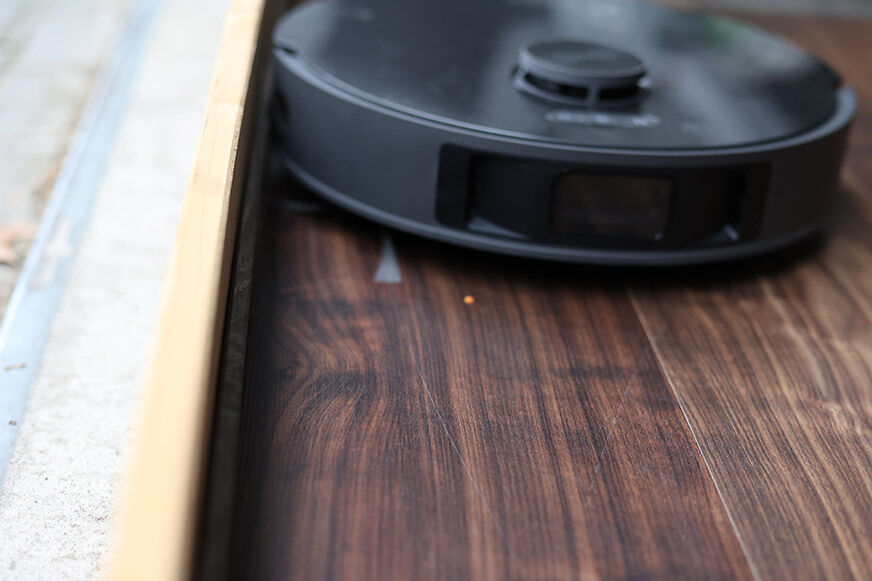 Der Dreame L10s Pro reinigt entlang der Leiste.